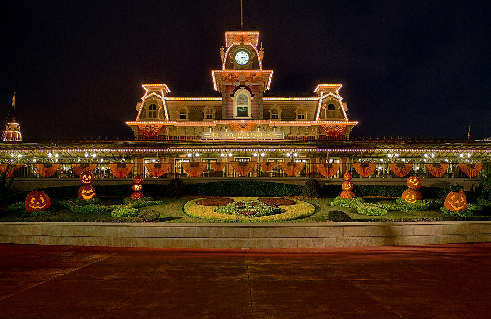 Disney Photography, Disney World Photography, Disneyland Photography, Disney Photos, Disney Pictures, Walt Disney World, The Magic Kingdom, Walt Disney, Mickey Mouse, Orlando, Florida, Theme Park, Main Street Train Station